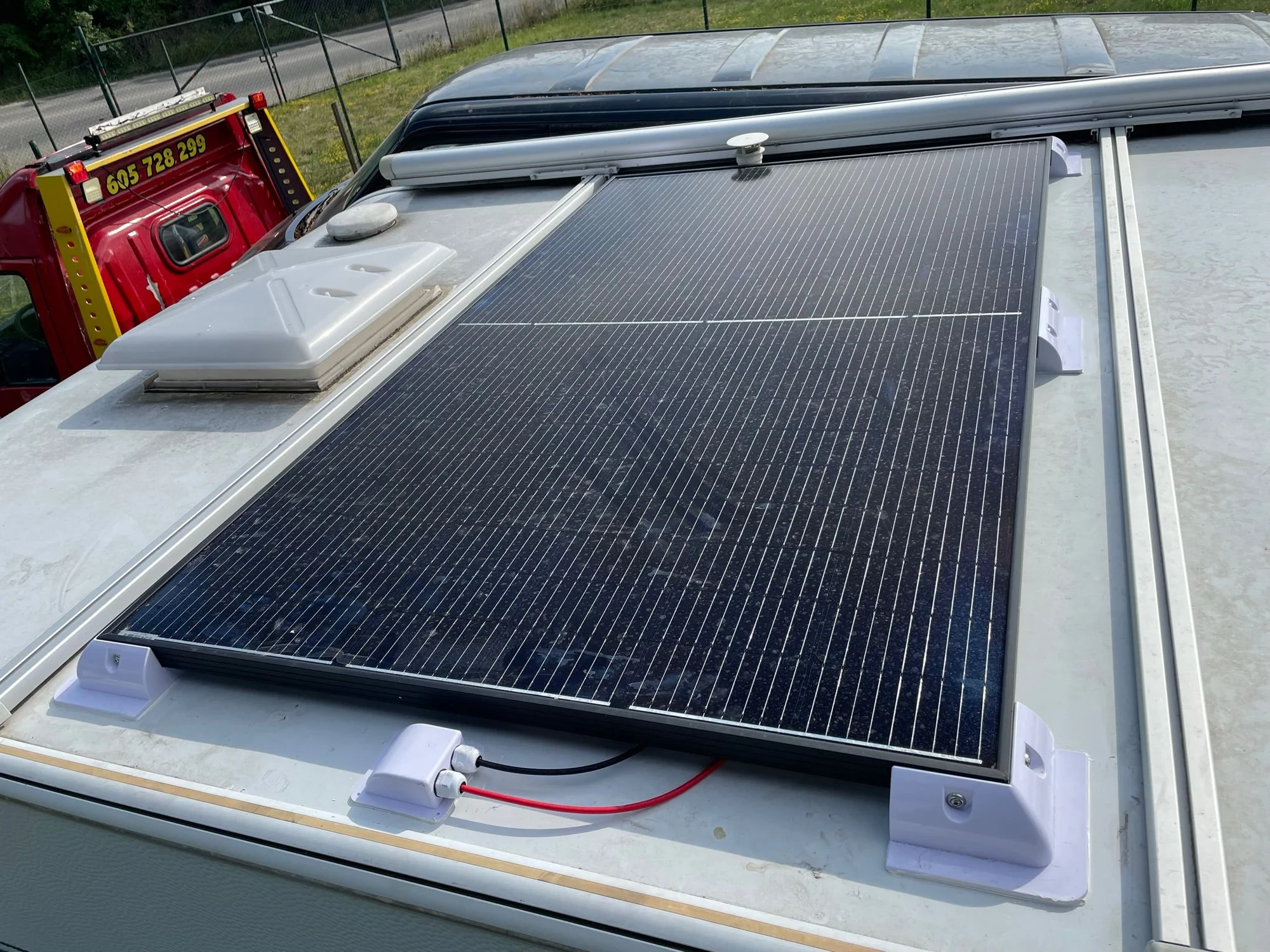 Solární panel a jeho příslušenství — foto 2